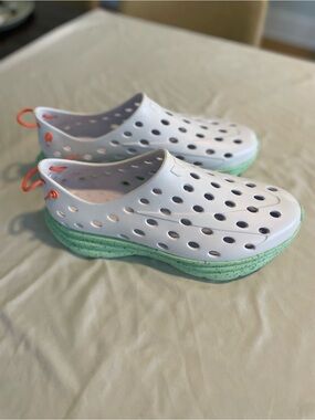 Kane “Revive” Recover Slip-On.  Men’s Size 11.  White Spring Speckle